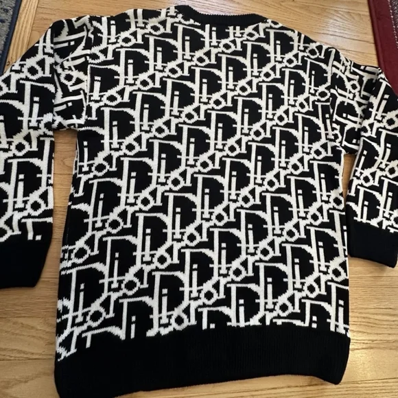 Black and White Patterned Sweater - Picture 5 of 7
